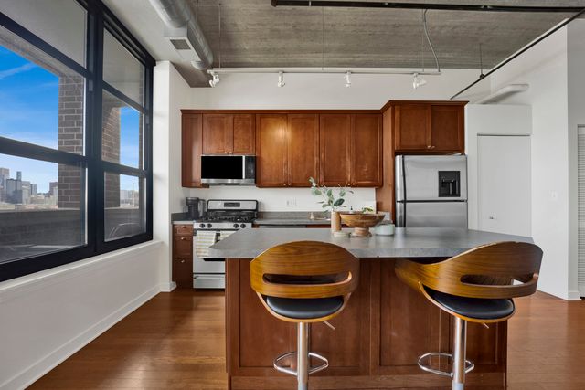 811 W 15th Place 804, Chicago, IL 60608