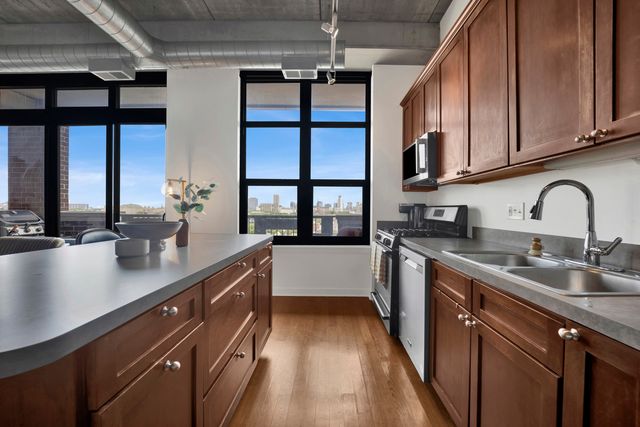 811 W 15th Place 804, Chicago, IL 60608