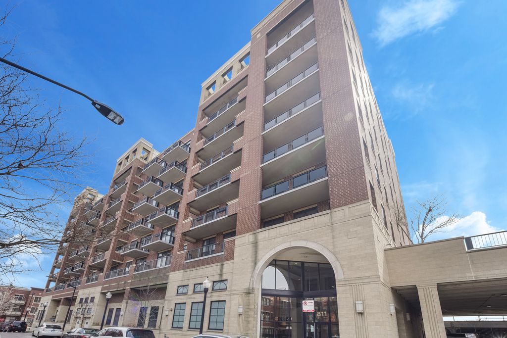 811 W 15th Place 804, Chicago, IL 60608