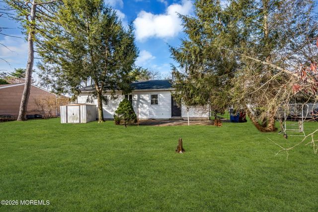 6 Stanford Drive, Toms River, NJ 08757