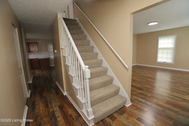 7209 Victoria Dr, Louisville, KY 40228