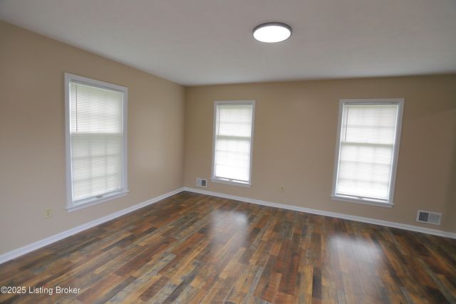 7209 Victoria Dr, Louisville, KY 40228