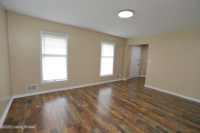 7209 Victoria Dr, Louisville, KY 40228