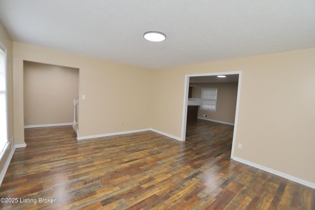 7209 Victoria Dr, Louisville, KY 40228