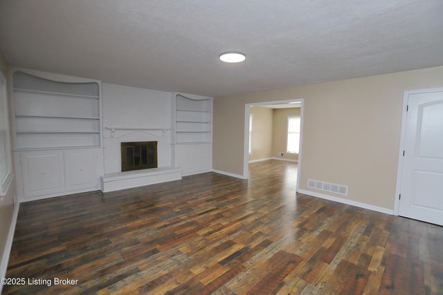 7209 Victoria Dr, Louisville, KY 40228