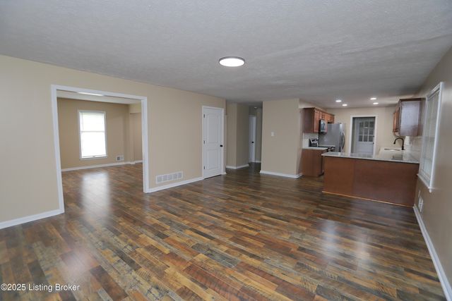 7209 Victoria Dr, Louisville, KY 40228