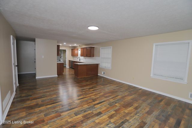 7209 Victoria Dr, Louisville, KY 40228