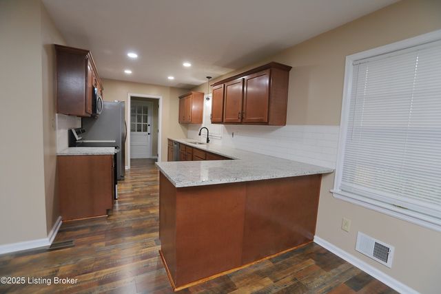 7209 Victoria Dr, Louisville, KY 40228