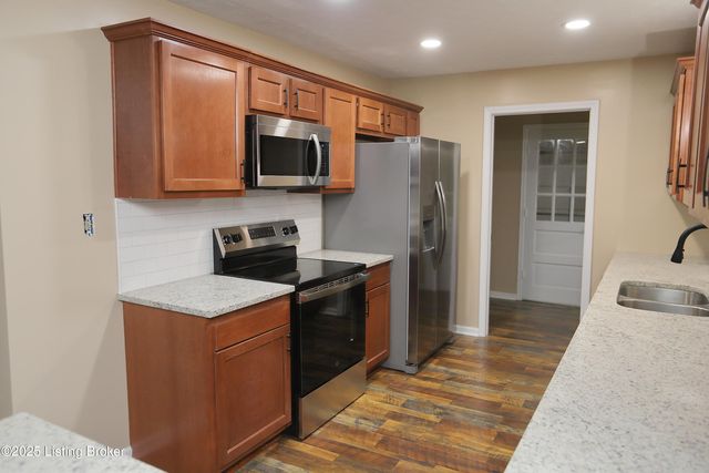 7209 Victoria Dr, Louisville, KY 40228