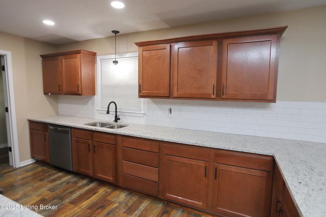 7209 Victoria Dr, Louisville, KY 40228