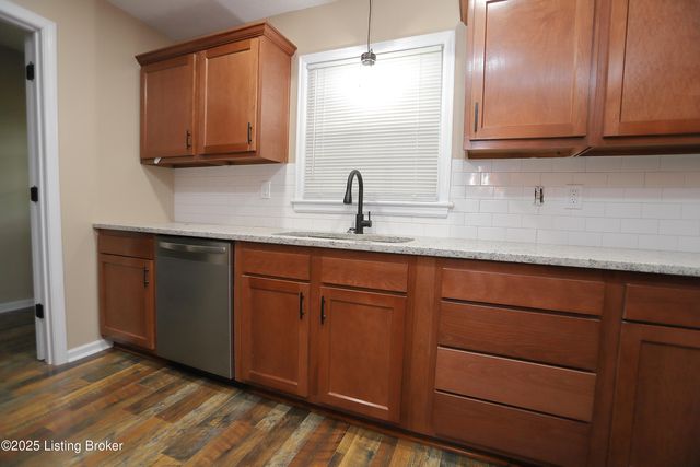 7209 Victoria Dr, Louisville, KY 40228