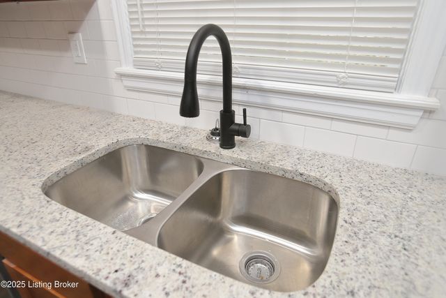 7209 Victoria Dr, Louisville, KY 40228