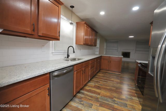 7209 Victoria Dr, Louisville, KY 40228