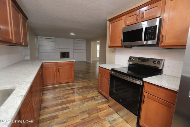 7209 Victoria Dr, Louisville, KY 40228