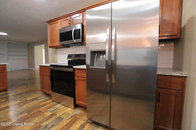 7209 Victoria Dr, Louisville, KY 40228