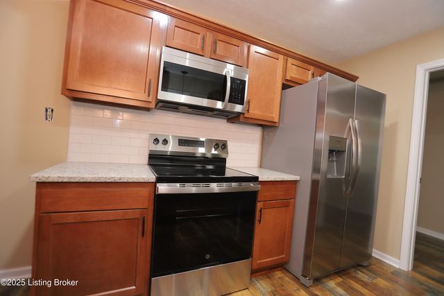 7209 Victoria Dr, Louisville, KY 40228