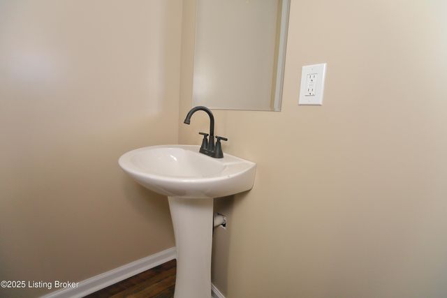 7209 Victoria Dr, Louisville, KY 40228