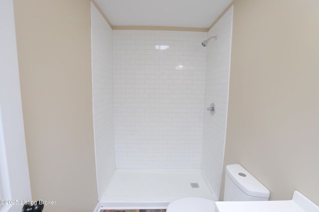 7209 Victoria Dr, Louisville, KY 40228