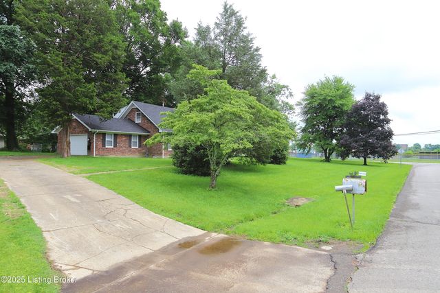 7209 Victoria Dr, Louisville, KY 40228