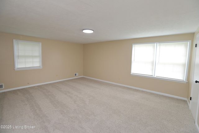 7209 Victoria Dr, Louisville, KY 40228