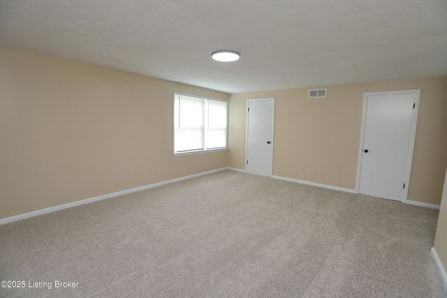 7209 Victoria Dr, Louisville, KY 40228