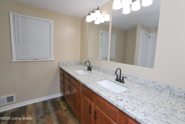 7209 Victoria Dr, Louisville, KY 40228