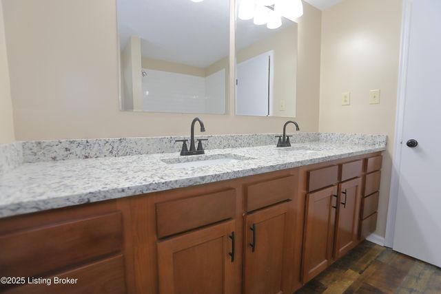 7209 Victoria Dr, Louisville, KY 40228