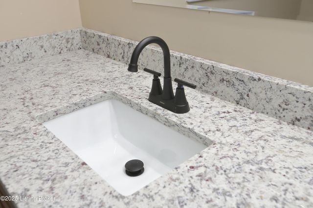 7209 Victoria Dr, Louisville, KY 40228