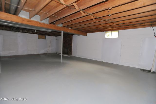 7209 Victoria Dr, Louisville, KY 40228