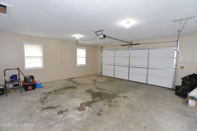 7209 Victoria Dr, Louisville, KY 40228