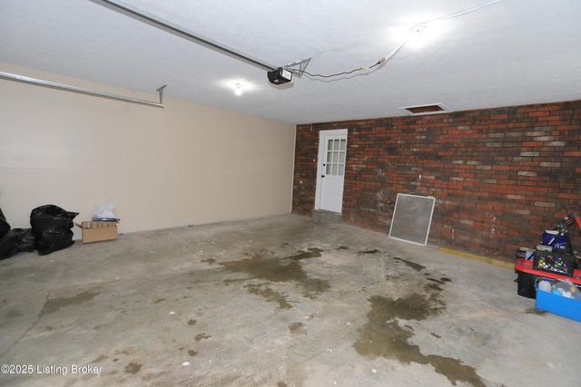 7209 Victoria Dr, Louisville, KY 40228