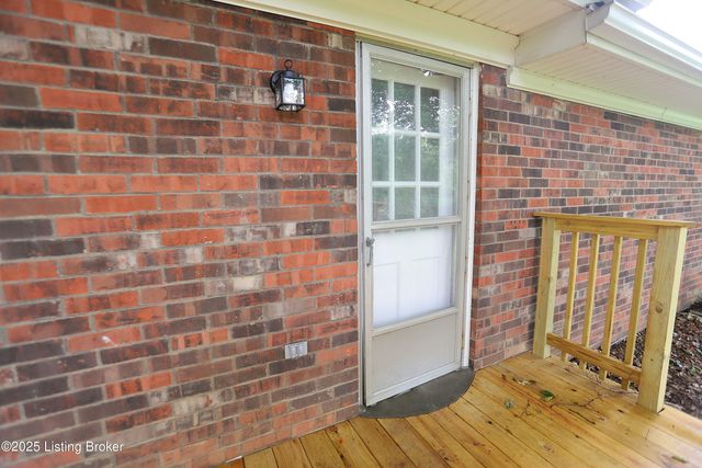 7209 Victoria Dr, Louisville, KY 40228