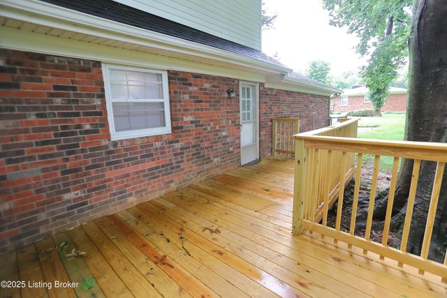 7209 Victoria Dr, Louisville, KY 40228