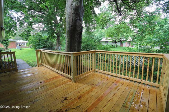 7209 Victoria Dr, Louisville, KY 40228