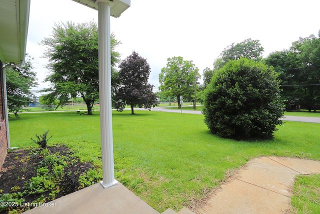 7209 Victoria Dr, Louisville, KY 40228