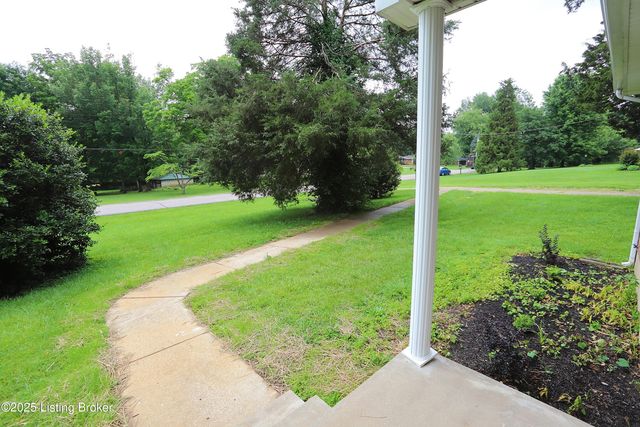 7209 Victoria Dr, Louisville, KY 40228