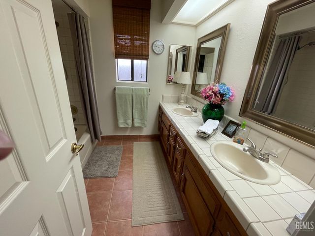 8832 Sierra Oak Drive, Bakersfield, CA 93311