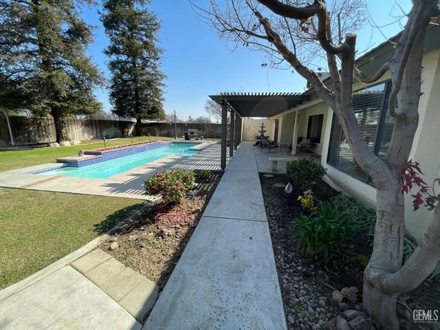 8832 Sierra Oak Drive, Bakersfield, CA 93311