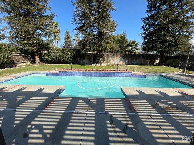 8832 Sierra Oak Drive, Bakersfield, CA 93311