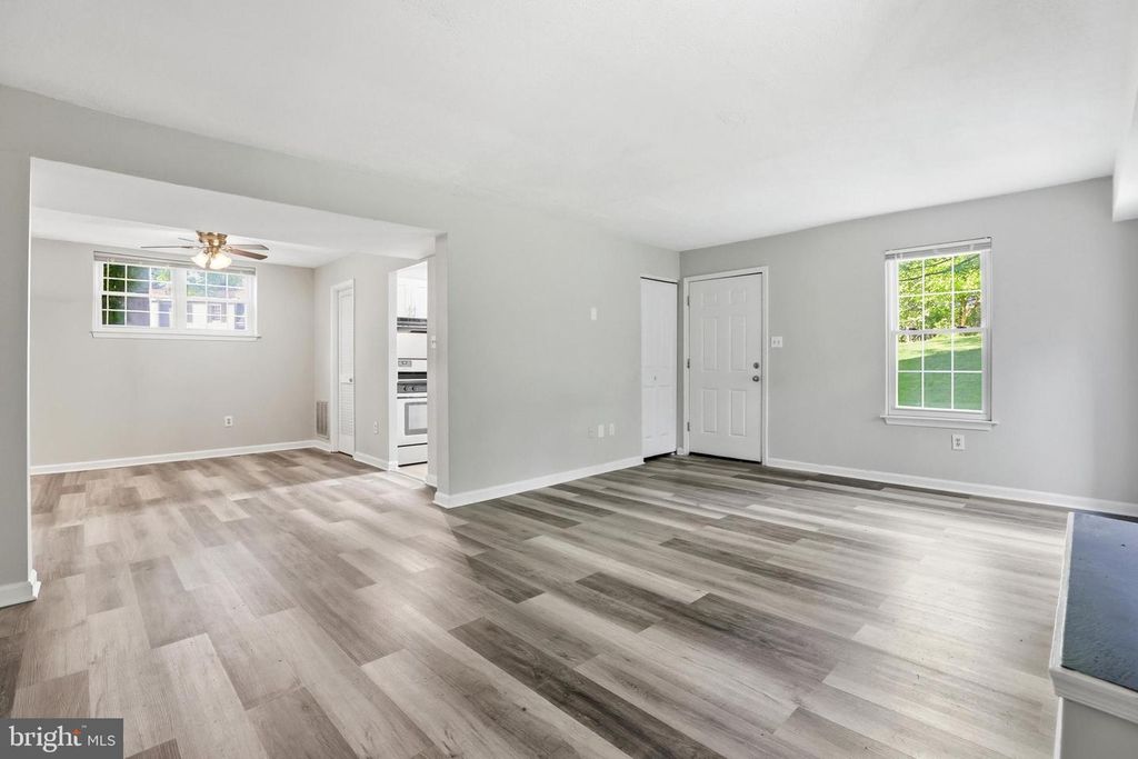 Image 6 of property listing at 10631 SHASTA CT #T-1, Damascus, MD 20872