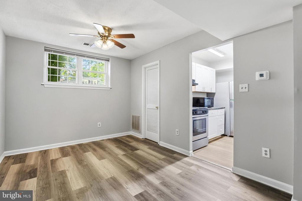 Image 8 of property listing at 10631 SHASTA CT #T-1, Damascus, MD 20872