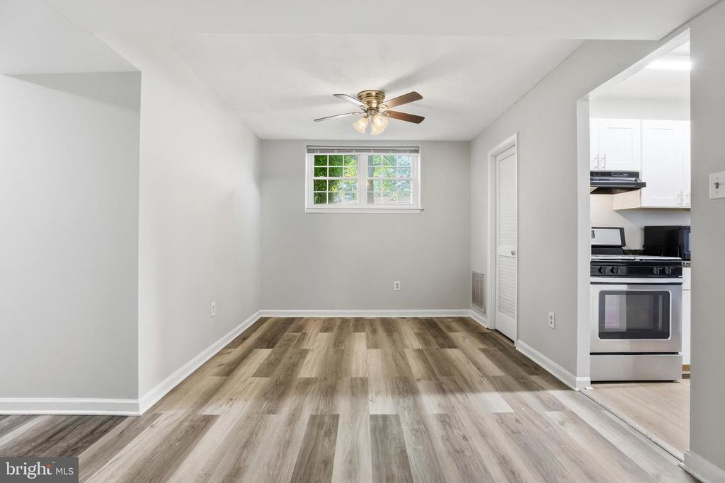 Image 9 of property listing at 10631 SHASTA CT #T-1, Damascus, MD 20872