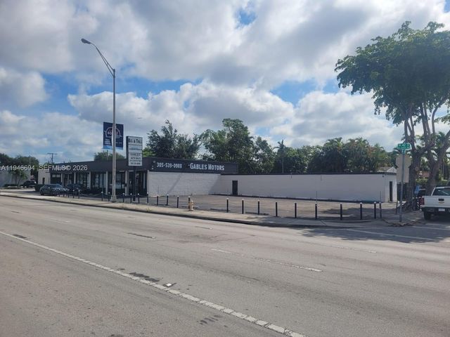 475 NW Le Jeune Rd, Miami, FL 33126