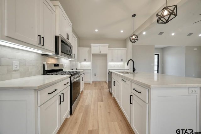 606 Prince Ln, Tyler, TX 75704