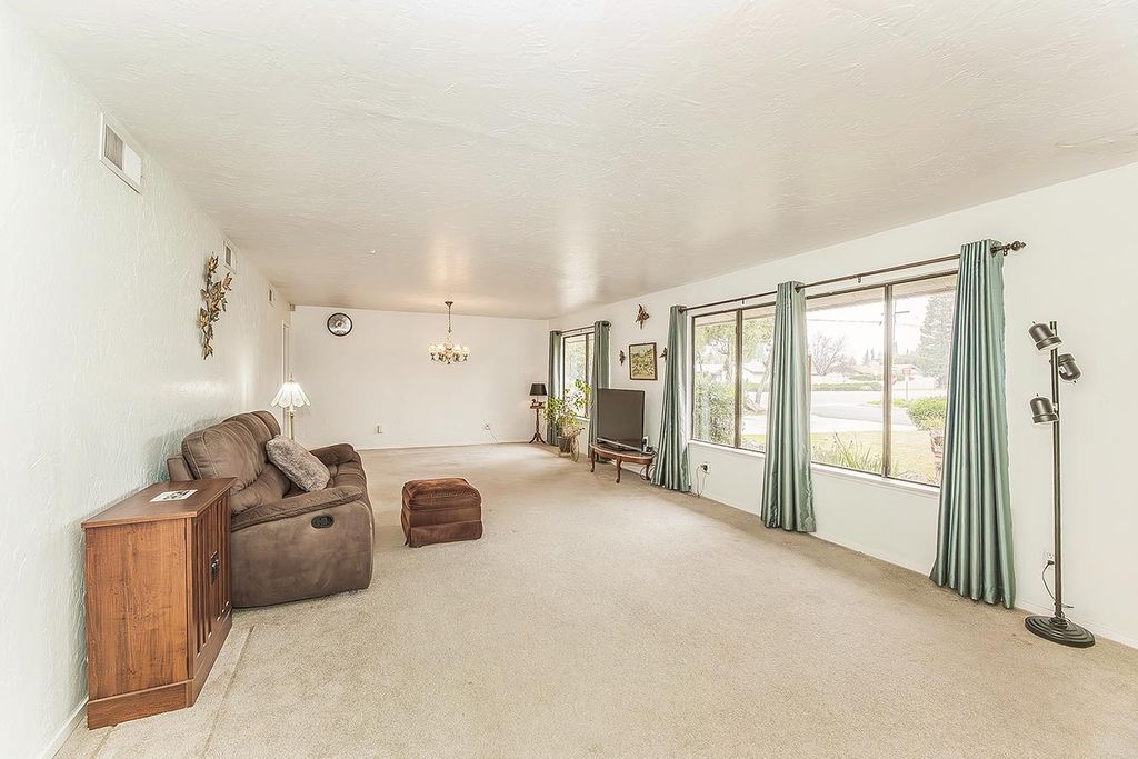 Image 2 of property listing at 2793 W San Madele Avenue, Fresno, CA 93711