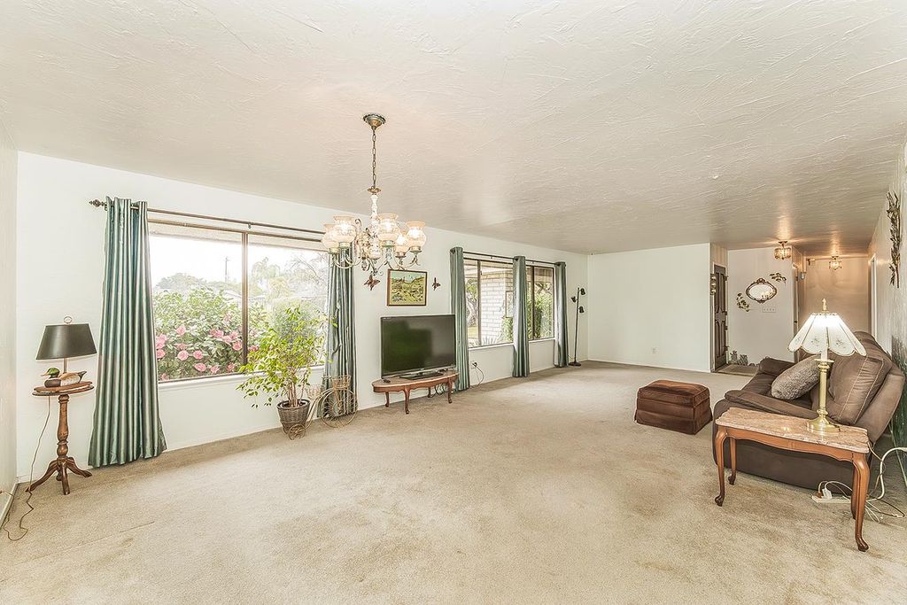 Image 3 of property listing at 2793 W San Madele Avenue, Fresno, CA 93711