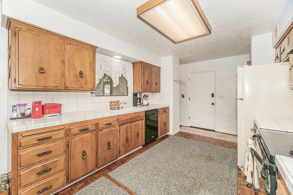 Image 6 of property listing at 2793 W San Madele Avenue, Fresno, CA 93711