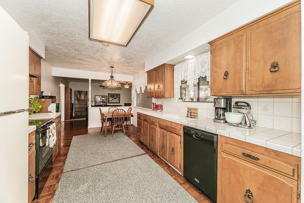 Image 9 of property listing at 2793 W San Madele Avenue, Fresno, CA 93711