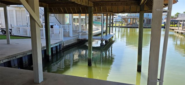 1702 E Castaway Street, Tiki Island, TX 77554