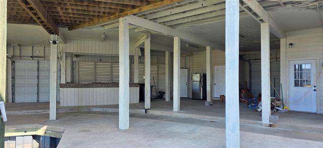 1702 E Castaway Street, Tiki Island, TX 77554